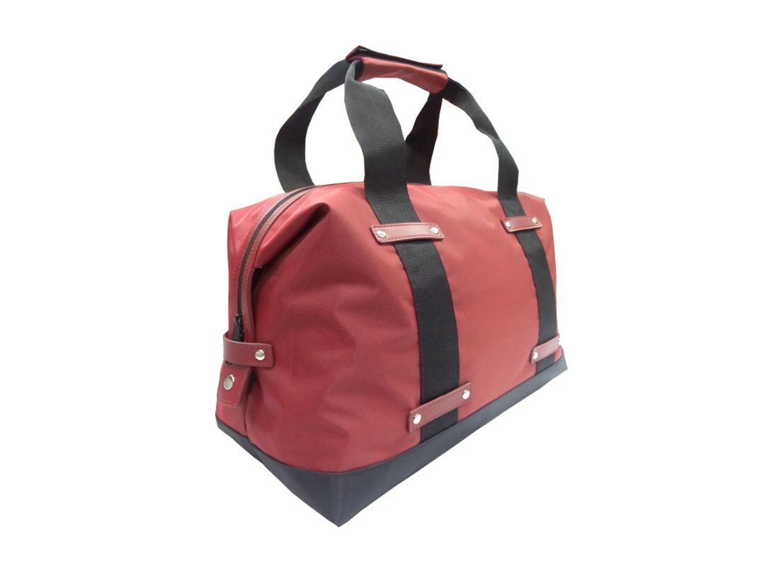 Classic Holdall in Red L side